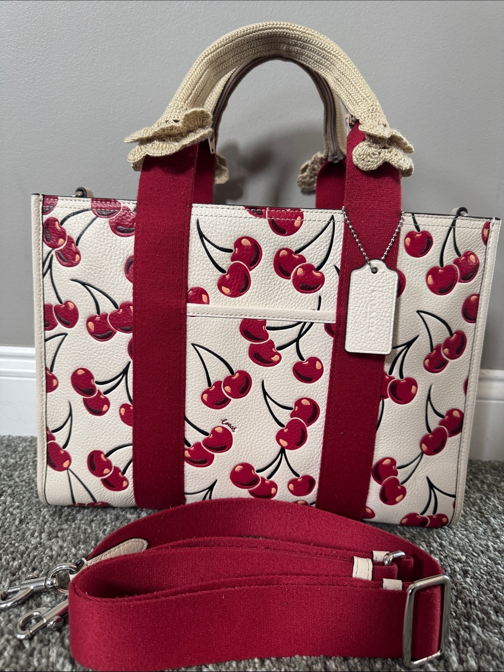 🍒❤️Coach Cream Canvas Cherry Print Tote with Red Straps EUC❤️🍒